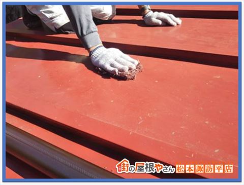 富士見町別荘屋根塗装　目荒らしケレン